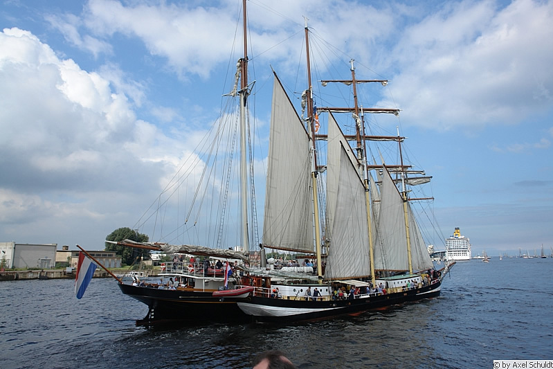 2 Holländer beim Verlassen des Hafens