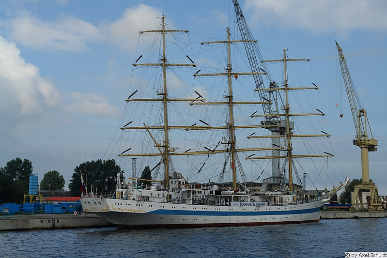 Das 108m lange russische Vollschiff Mir