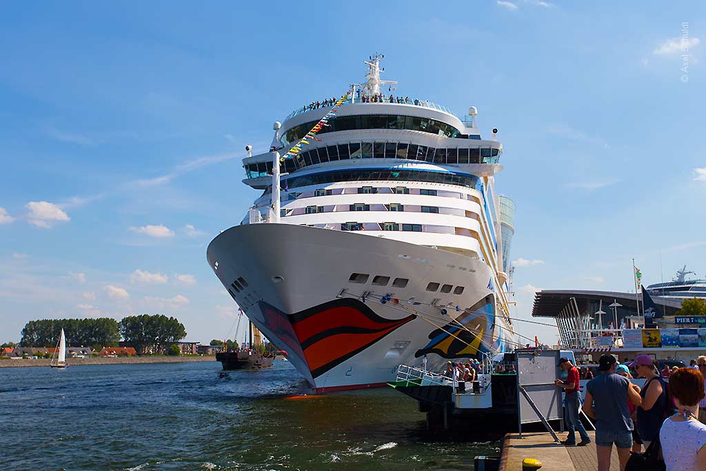 Das 252m lange Kreuzfahrtschiff Aida Diva auf der Hansesail 2015.