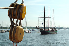 Ein auslaufendes Segelschiff bei der Hanse-Sail