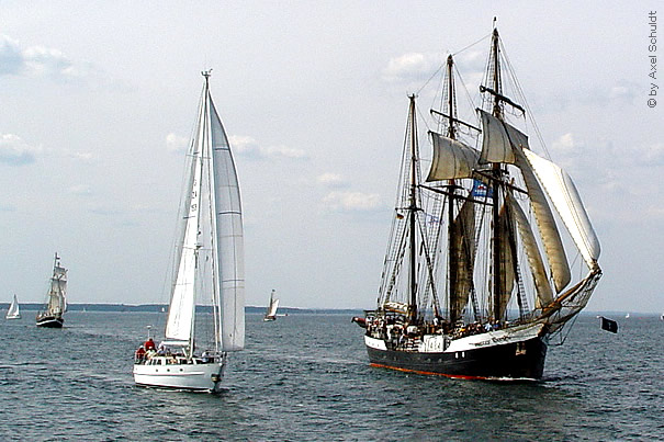 Ausfahrt auf historischen und modernen Segelschiffen zur Hanse Sail