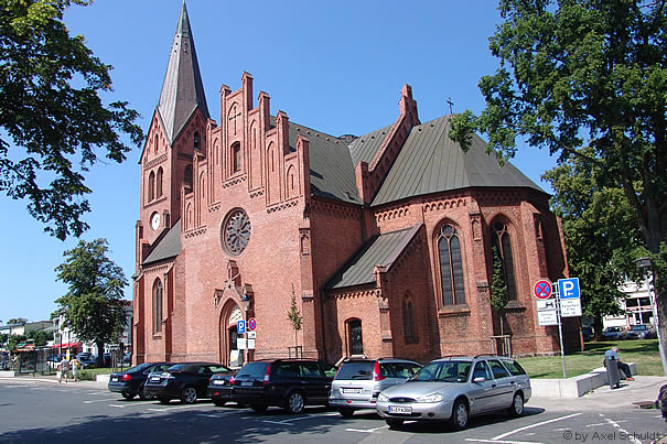 die 1866 im neugotischen Stil erbaute Kirche von Warnemünde