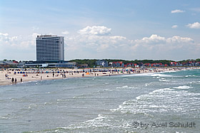 Blick auf den Warnemünder Strand mit Hotel Neptun